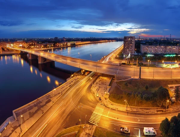 Vista del terraplén, el río y el puente desde el techo al atardecer —  Fotos de Stock