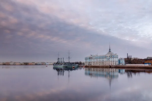 Cruiser Aurora in St. Petersburg at dawn — Stock Photo, Image