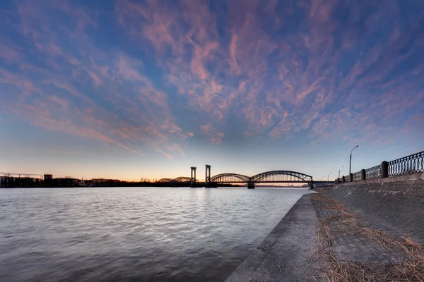 Finlyandsliy ponte ferroviária em São Petersburgo ao pôr do sol — Fotografia de Stock
