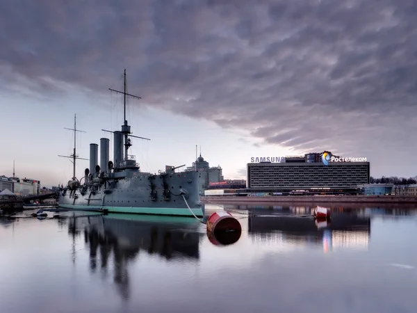 Cruiser Aurora em São Petersburgo ao amanhecer — Fotografia de Stock