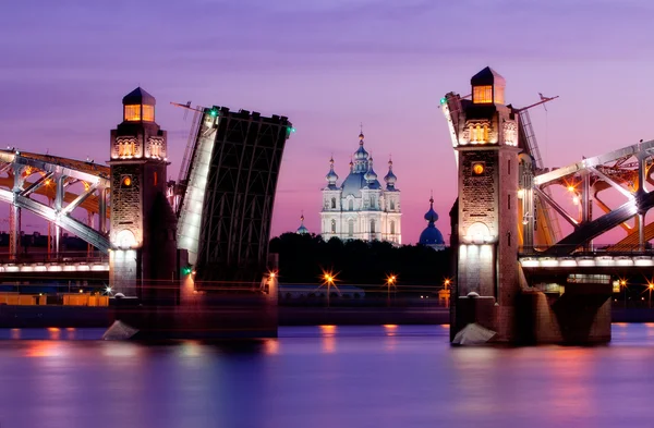 Puente levadizo Okhtinskiy y Smolniy Cathedrale en San Petersburgo en la noche blanca —  Fotos de Stock