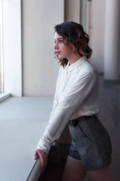 Joven Mujer Negocios Una Camisa Blanca Mira Por Ventana Piensa —  Fotos de Stock