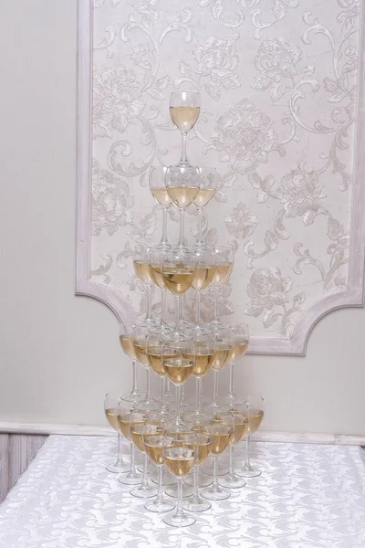 Champagne Piramide Een Multi Tiered Structuur Van Glas Bekers Gevuld — Stockfoto