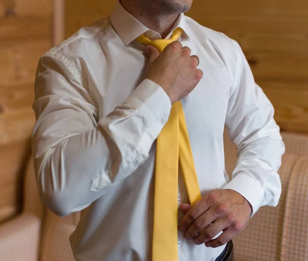 Чоловік Білій Сорочці Вирівнює Жовту Краватку Язати Краватку — стокове фото