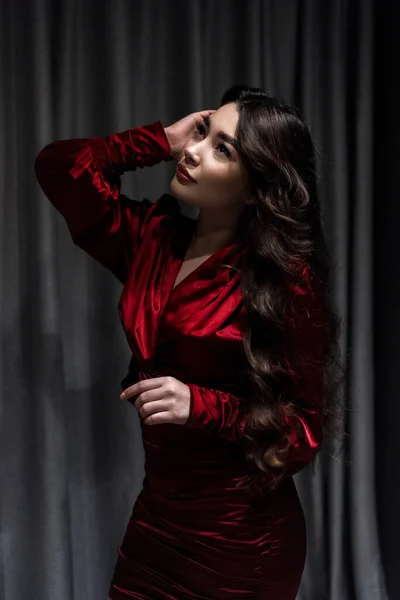 Молода Приваблива Чуттєва Жінка Азіатської Зовнішності Червоній Сукні Сидить Дивані — стокове фото