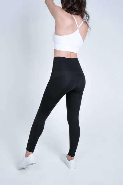 Smukłe Nogi Czarnych Spodniach Legginsy Jasnym Tle Kobieta Ubraniach Sportowych — Zdjęcie stockowe