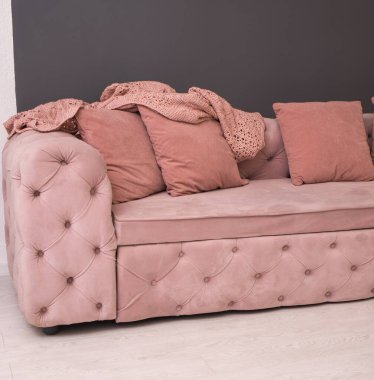 Şık, rahat, pembe, minderli bir kanepe. Pembe iç mekan, sergi salonu, tek parça mobilya. Kadife, kadife kanepe, lüks kanepe