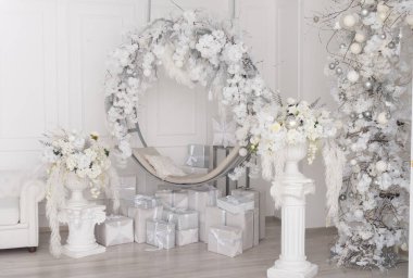 Beyaz süslemeli noeller, yeni yıl arifesi 