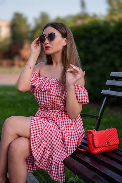 Mujer Gafas Sol Sienta Banco Una Chica Vestido Rojo Una —  Fotos de Stock