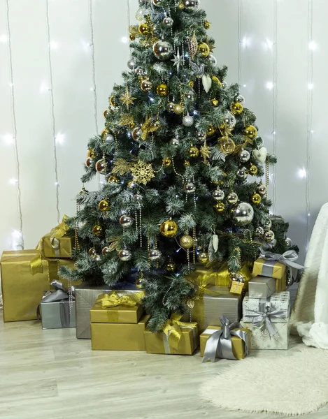 Árvore Natal Decorada Com Bolas Ouro Amarelo Com Presentes — Fotografia de Stock