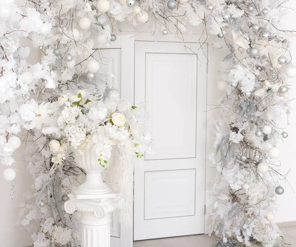 Decoração Uma Porta Branca Para Natal Com Bolas Prata Branca — Fotografia de Stock