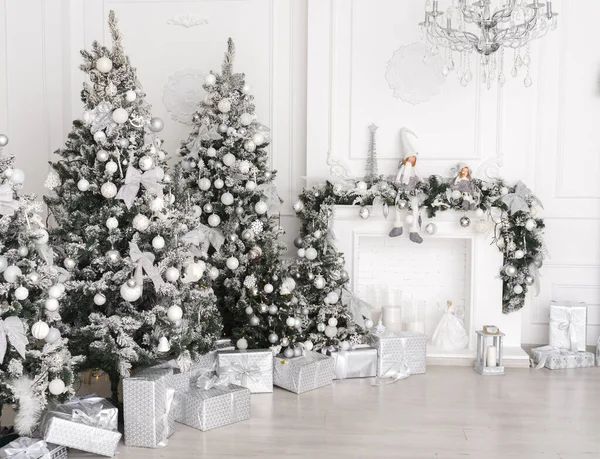Árvore Natal Com Decorações Brancas Lareira Branca Copcepção Decoração Cor — Fotografia de Stock