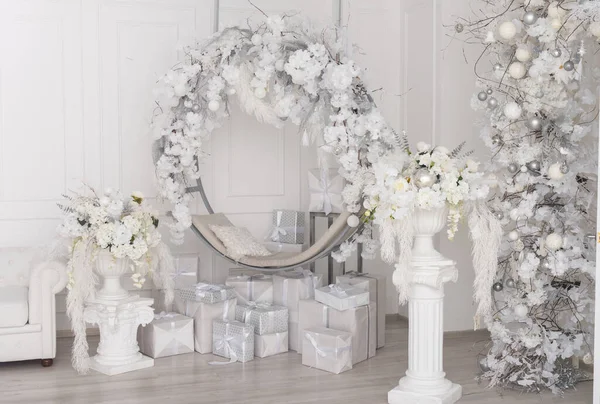 Beyaz süslemeli noeller, yeni yıl arifesi 