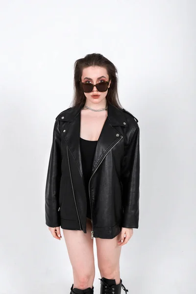 Mädchen Modell Posiert Sonnenbrille Schwarzem Body Und Schwarzer Lederjacke Auf — Stockfoto