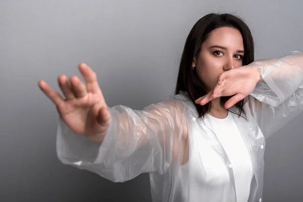 Junge Frau Bedeckt Ihren Mund Mit Einer Hand Und Legt — Stockfoto