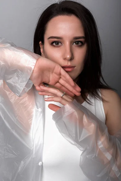 Portré Egy Gyönyörű Szexi Barna Egy Fehér Kosztümben Tartja Kezét — Stock Fotó