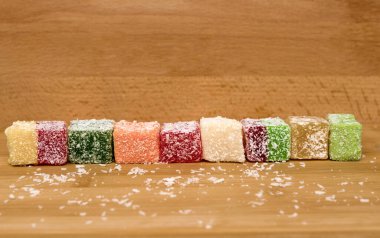 Ahşap arka planda çeşitli Türk zevkleri seçici odak noktası, rahat lakoum