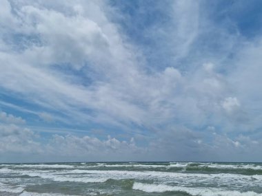 Bulutlu mavi gökyüzü ve deniz suyu dalgaları