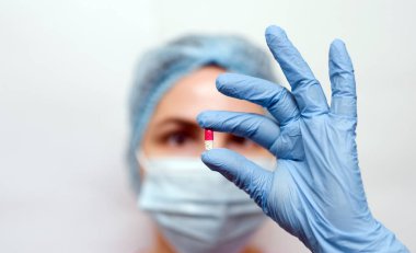 Doktorun eldiveni ve ilaç kapsülü. Hastalığı tedavi etme kavramı