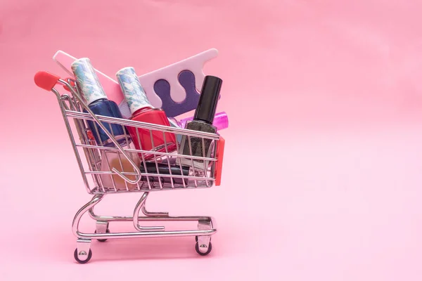Maniküre Accessoires Einkaufswagen Auf Rosa Pastell Hintergrund — Stockfoto