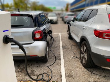 Elektrikli araçlar şarj koluna takıldı. Teknoloji elektrikli araç kavramı