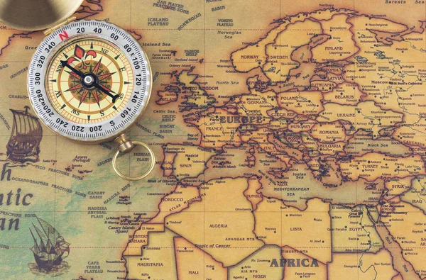 Pusulası olan klasik dünya haritası. Seyahat ve tarih kavramı. Ticaret yolları.
