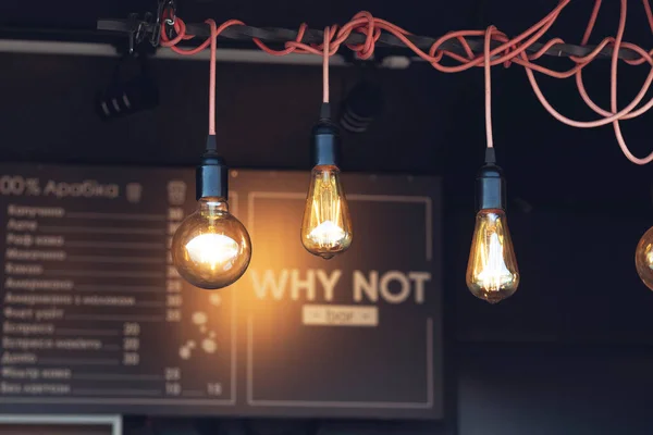 Retro ampuller. Yuvarlak lamba. Sıcak ışık.