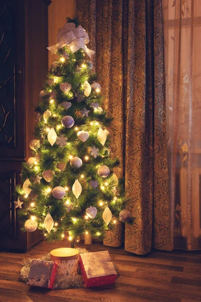 Árbol de Navidad con decoración de regalos vacaciones de año nuevo interior — Foto de Stock