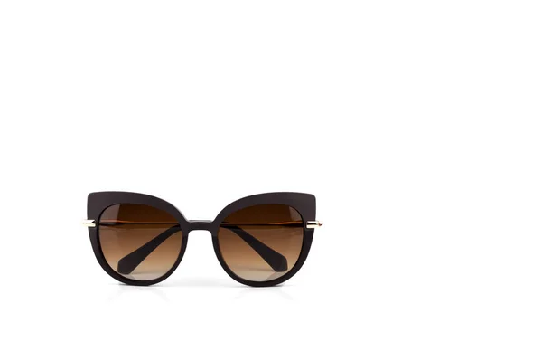 İzole edilmiş beyaz arka planda plaj için şık güneş gözlükleri