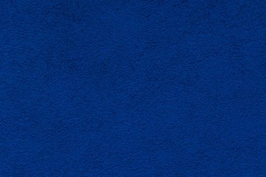 Koyu mavi arka plan. Binanın taş duvarı..