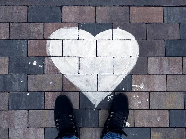 Yüzeyde çizilmiş bir kalbin görüntüsü. Beyaz boyayla çizilmiş. Aşkın ve sadakatin sembolü.