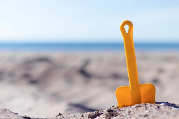 Sahildeki kumda çocuklar oynuyor.