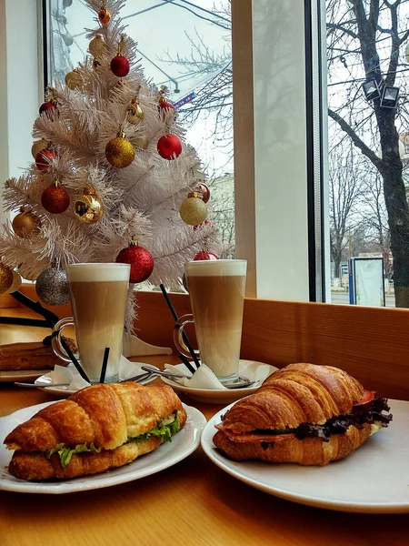 Lokantada iki latte ve bir sandviç.