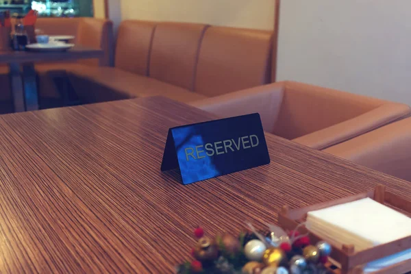 Masa rezerve edildi. Restoranda bir tabela..