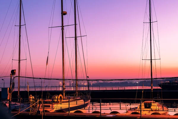 Yatlar gün batımında körfeze yanaştı.