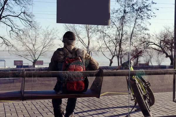 Otobüs durağındaki bisikletçi.