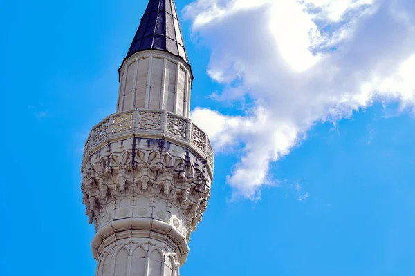 Mavi gökyüzünün arka planında bir cami kulesi