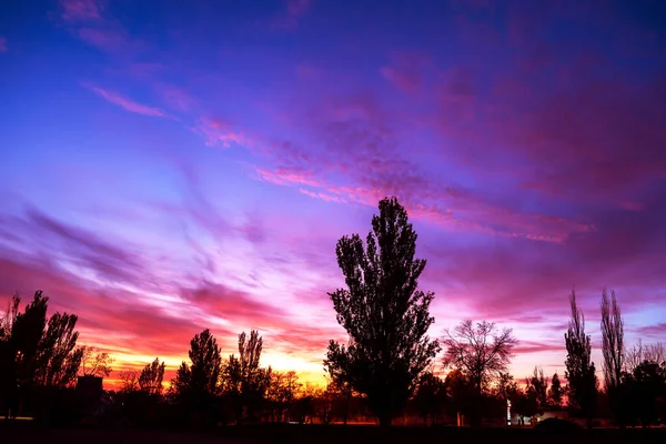 Şehrin üzerinde renkli günbatımı