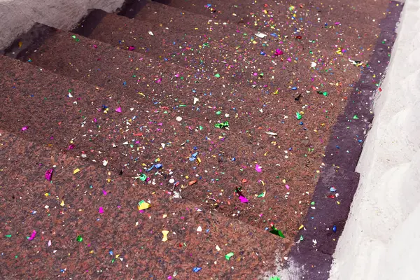 Konfeti merdivenlere saçıldı..