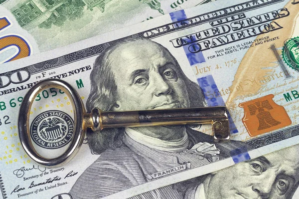 Anahtar ve 100 dolarlık banknot. Zenginliğin ve başarının sembolü, zenginliğin anahtarı..
