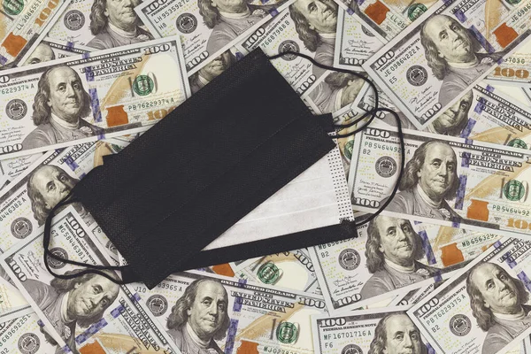 100 Amerikan dolarının arka planında koruyucu maske