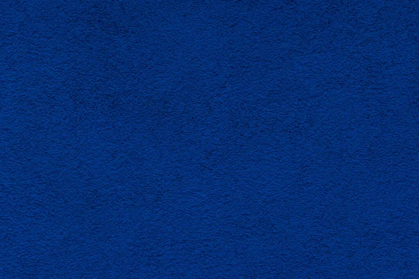 Koyu mavi arka plan. Binanın taş duvarı..