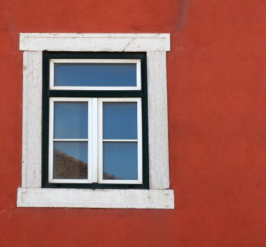 parlak kırmızı duvar eski ahşap pencere