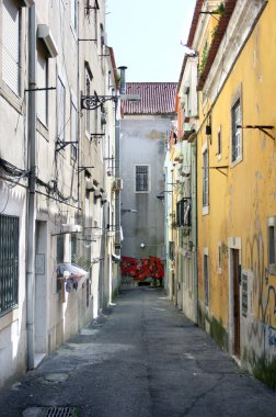 Lizbon şehir derinlemesine eski karanlık sokak