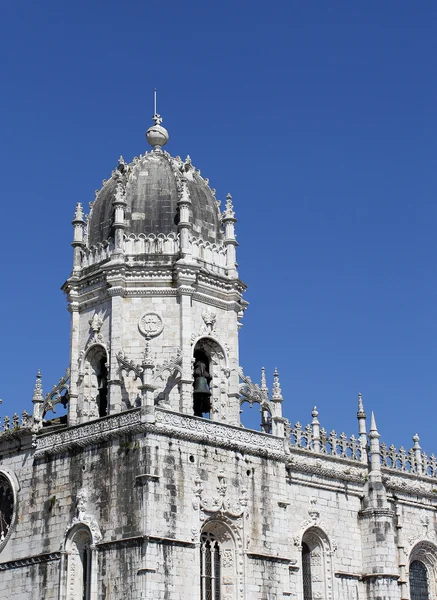 Basílica de pedra branca na rua de Lisboa — Fotografia de Stock