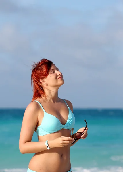 Cute young redhead woman enjoy sun on the ocean shore — Stock Photo, Image