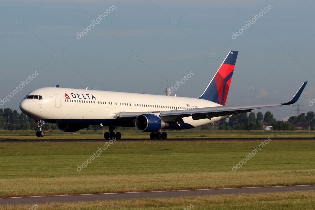 Delta Air Lines Stock Editorial Photo © Senohrabek 39767841