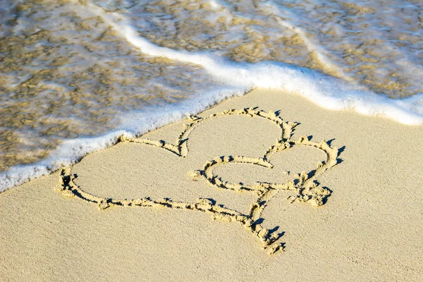 Två hjärtan i sanden — Stockfoto