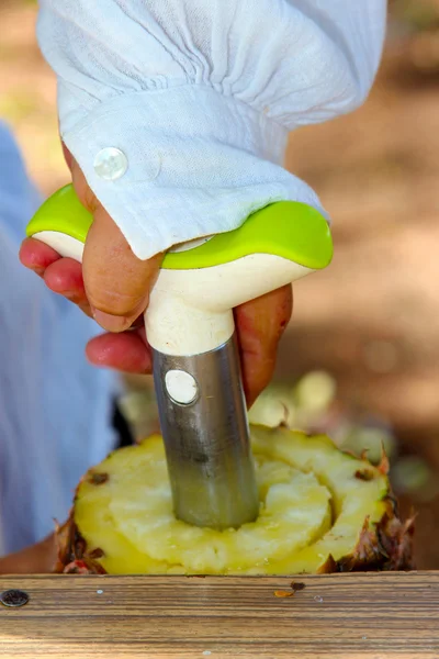 Cutting pineapple — Stock Photo, Image