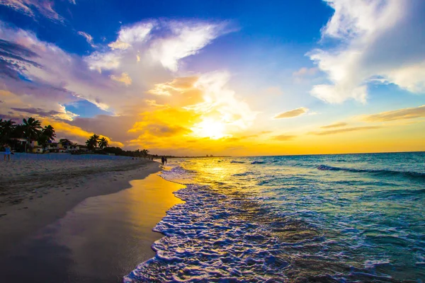 Praia ao pôr do sol — Fotografia de Stock